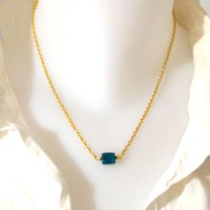 Collier minimaliste pierre Dolomite bleu canard chaîne dorée